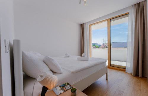 Modern 2BDR Apartment - Business Zone - Free Garage Parking - Photo 8
