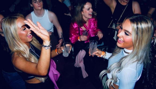 Bailando en uno de los bares