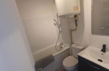 LES TERRASSES DE LA BARONNIE Appartement climatisé avec 1 chambre et piscine ouverte de fin Mai à mi Septembre Parking securisé avec accroches vélo disponible du 1er Avril au 30 Septembre sans supplement - Foto 2