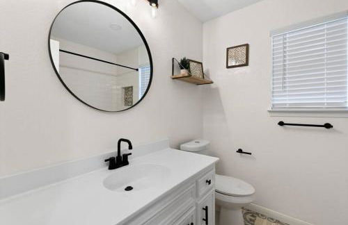 Charming & Bright W Lounging Pool and Hot Tub - Photo 74