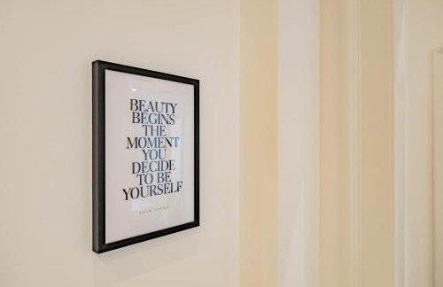 Velvet & Marble - Stylish Luxury City Center Apartment - Photo 4