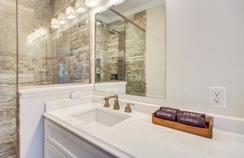 Walk to Beach Oceanfront Home with Outdoor Kitchen - Foto 14