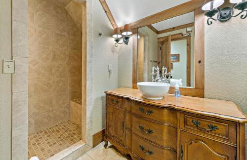 Lakefront Retreat Luxury Home with Private Dock - Photo 38