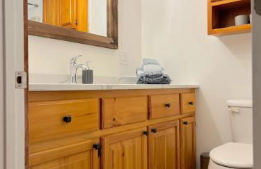 Stylish Mountain Chalet 15mins to Gore Mountain , Large Hot Tub, Playroom & Large Heated Pool - Foto 49