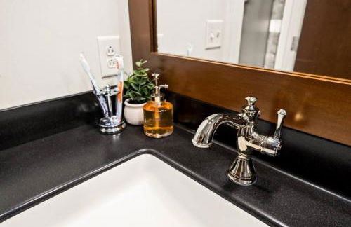 The Urban Loft - Stylish Industrial Living - Foto 25