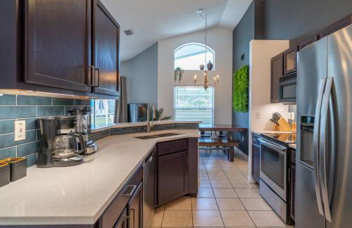 Stylish Villa Retreat with Pool - Photo 16