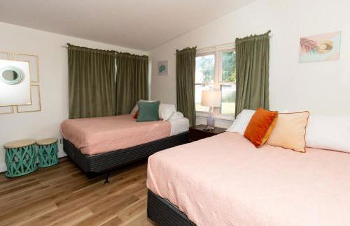 Mid-Century Modern Themed Home with Outdoor Hot Tub - Foto 78