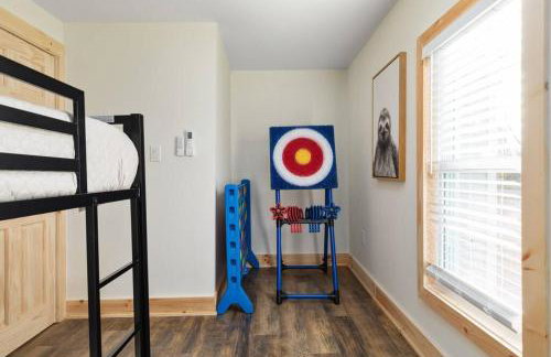 Pondview 4BR Cabin-Walk to Caverns, Hot Tub, Wi-Fi - Foto 18