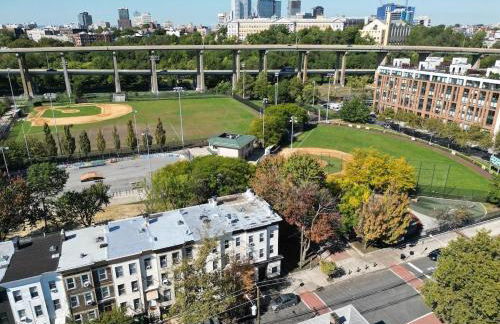 NEW! Urban Oasis, Chic 3-BR 2-BA Corner Unit, Steps Away from NYC! - Foto 27