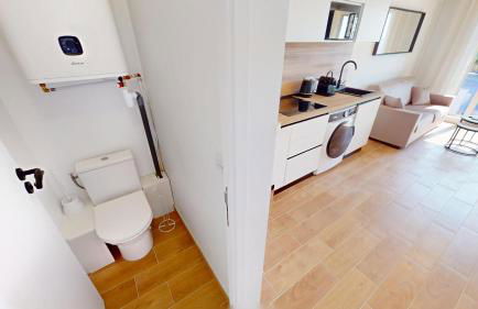 55E - Superbe studio climatisé entièrement rénové au 5ème et dernier étage sur le bord de Mer de Menton - Photo 5