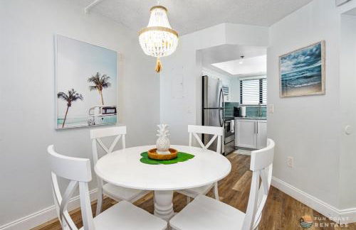 Ocean View Balcony just STEPS to the Beach with Pool, Parking and Wi-Fi! - Foto 6