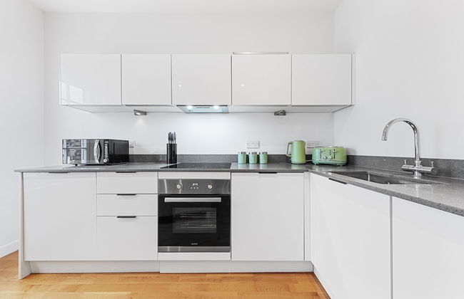 Stunning 1 Bed Apartment Near Heathrow London - Photo 9