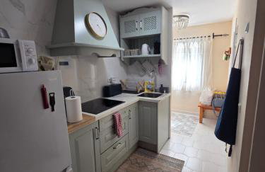 Benalbeach Beauty- Sunny studio with ocean views, balcony, and windows in every room - Foto 27