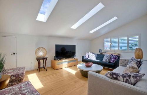 Serene Coastal Home Sleeps 8 - 1 Mile from Beach - Foto 36