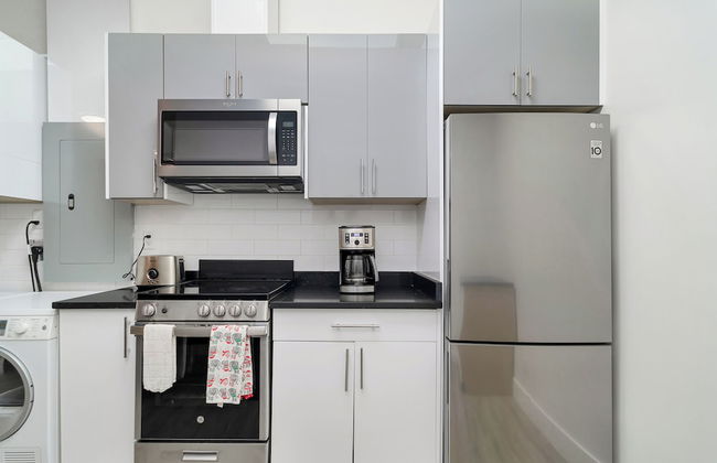 Charming 1BR Lakeside - Photo 7