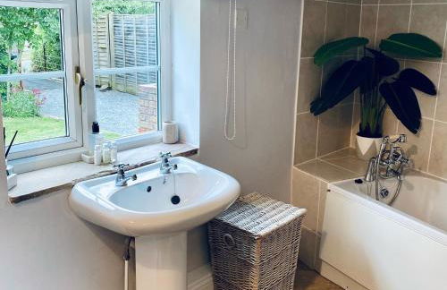 The Parlour - Photo 10