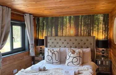 Otter 1 - Private Hot Tub - Bali Inspired Lodge - Bath - Longleat - Wiltshire - Photo 38