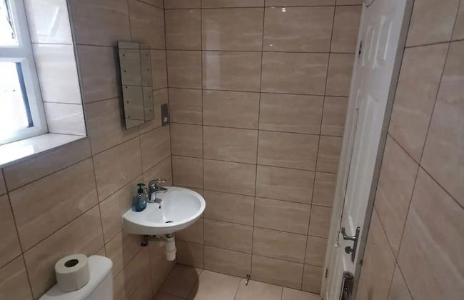 Romford Retreat - Stylish Apartment Stay - Photo 5