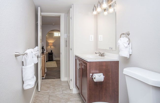 Cozy Retreat | Walk to Unc | Free Cruiser Bikes - Foto 15