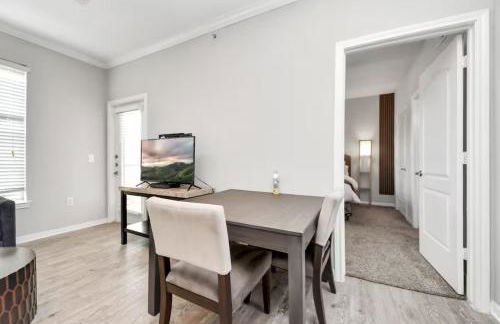 Modern 1BR Retreat Open Layout, Workspace, Views - Foto 11