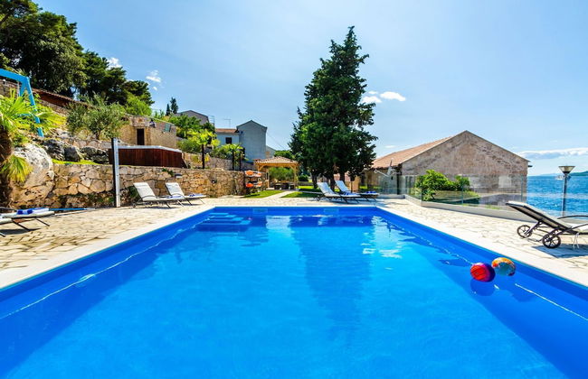 Beachfront Villa Gabriela with Pool - Foto 42