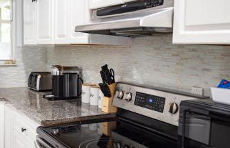 Lux 3 bedroom townhouse 1 block from the beach - Photo 18