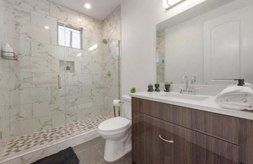 Urban 2BR I Free Parking I King Bed I Workspace - Foto 10