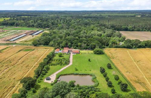 Cottage In Norfolk Sleeps 23 - Private Pool, Fishing Lake, Hot Tub Ref 99008Sc - Foto 6