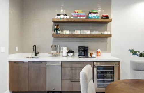 Luxury Hideout w Hot Tub Steam Shower - Photo 35