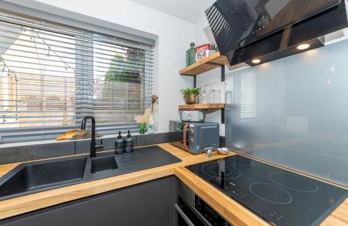 The Lodge - Elegant Comfort in a Peaceful Setting - Photo 3