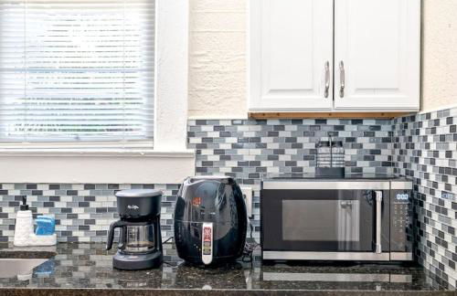 Charming and Historic Bungalow Near All - Foto 22