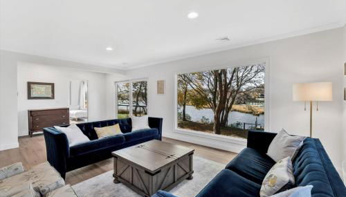 Waterfront Retreat with Private Dock and Fire Pit, Sleeps 8, Outdoor Dining, Spa-Style Primary, Gourmet Kitchen with Dual Dishwashers, Gas Fireplace, River Views, Bright Open Layout, Central AC, Perfect Coastal Escape for Families, 24 Hr Hospitality - Foto 2