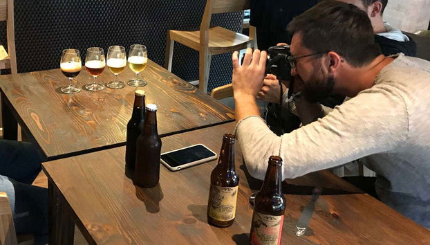 Haciendo fotos a las muestras de cerveza