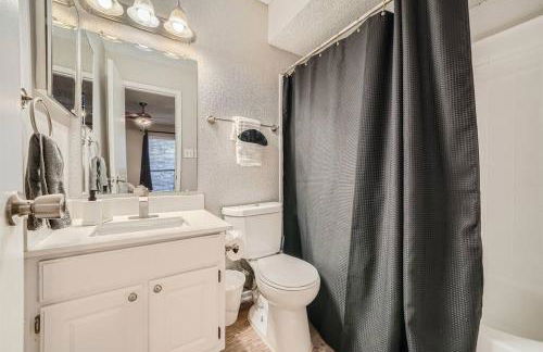 Chic 2B Getaway - 10min to DTWN - W/D, Pool, Prkg - Foto 22