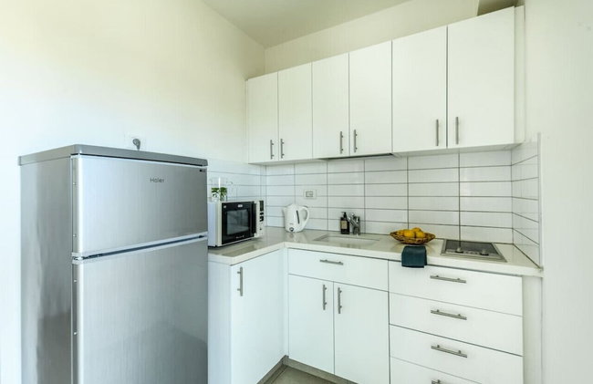 Studio apt w balcony and Kitchen - Photo 3