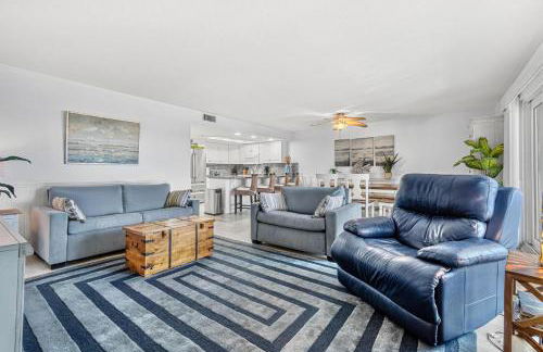 Escape to Beach Oasis! New Management! Updated Beachside Condo with Heated Pool! - Foto 1