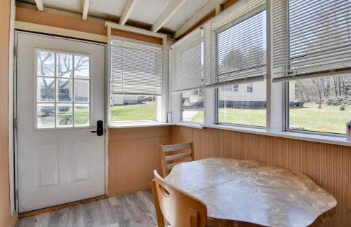 Shared Fire Pit and Kayaks Catskills Lake Retreat! - Foto 3