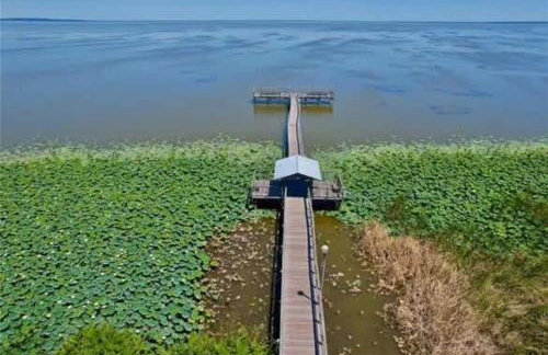 StylishAptWtrGrdnOppLake&Prk&Yrd - Foto 30