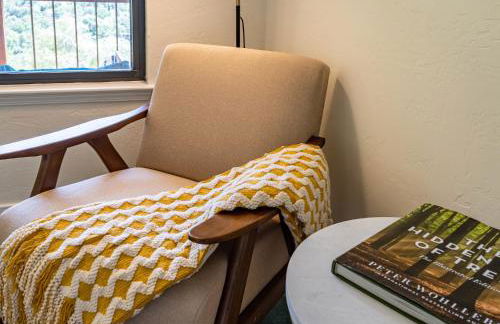 Secluded Mtn Top Family Haven w/Views Spa & Arcade - Photo 25