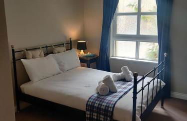 Next to the Palace and Royal Mile with parking - Photo 25