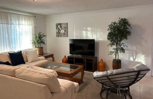 Master Bedroom w Pvt Bath in shared home - Foto 17