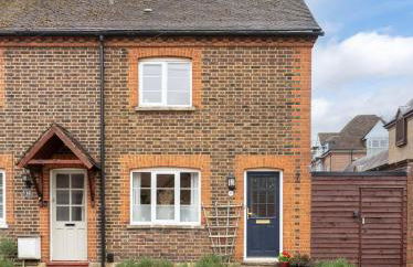 Quaint 3 bed Cottage in central Dorking with parking - Foto 1