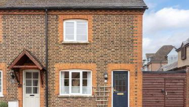 Quaint 3 bed Cottage in central Dorking with parking - Foto 1