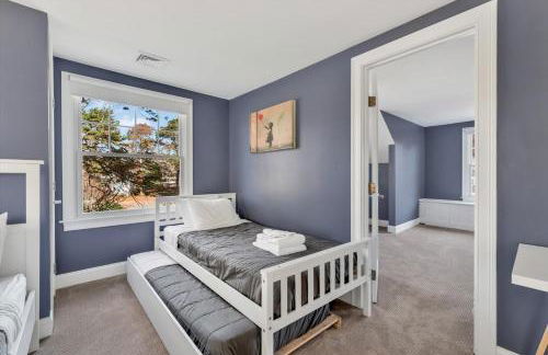 Waterfront Retreat with Private Dock and Fire Pit, Sleeps 8, Outdoor Dining, Spa-Style Primary, Gourmet Kitchen with Dual Dishwashers, Gas Fireplace, River Views, Bright Open Layout, Central AC, Perfect Coastal Escape for Families, 24 Hr Hospitality - Foto 64