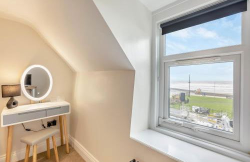 Captain's Quarters - Photo 13