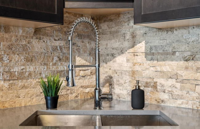 Modern DT Condo Balcony Parking Gym Hot Tub - Foto 4