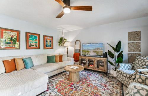 Luxury Home with Hot Tub & Outdoor Oasis blocks from the Beach - Foto 1