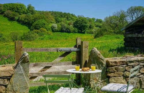Escape to an Idyllic Countryside Couple's Retreat - Photo 20