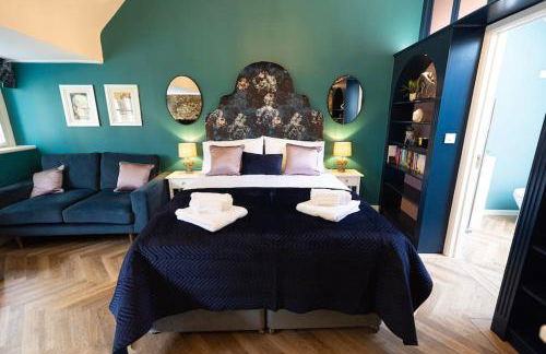 Central Medieval Grid Unique home with Gated parking - Foto 37