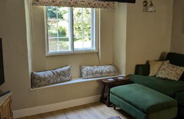 Period Thatched Cottage Towcester - Photo 58